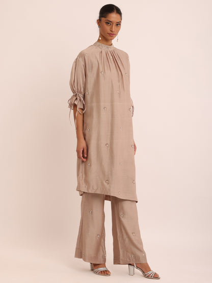 ROUND NECK KURTA & FLOWER EMB PANTS