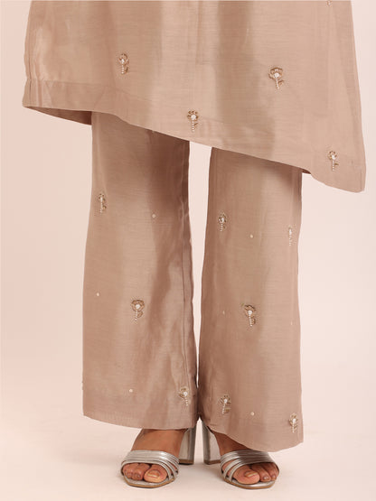 ROUND NECK KURTA & FLOWER EMB PANTS