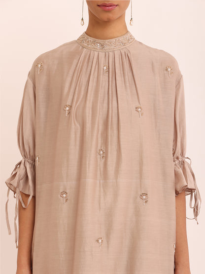 ROUND NECK KURTA & FLOWER EMB PANTS