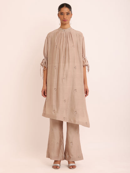 ROUND NECK KURTA & FLOWER EMB PANTS