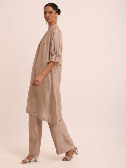 ROUND NECK KURTA & FLOWER EMB PANTS